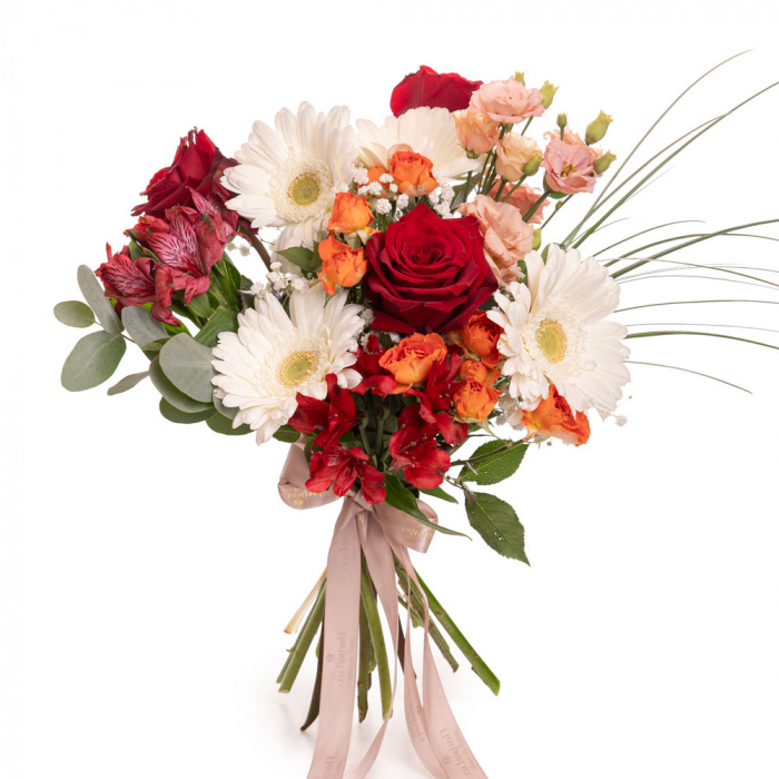 Vedere de ansamblu a produsului Buchet cu trandafiri si gerbera, varianta Deluxe, compusa din 1 fir de lisianthus somon, 4 gerbera albe, 3 trandafiri rosii freedom, 2 trandafiri ramificati portocalii, 5 fire de beargrass, 2 crengute de eucalipt, 1 fir de gypsophila si 2 alstroemeria