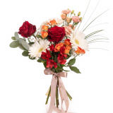 Vedere de ansamblu a produsului Buchet cu trandafiri si gerbera, varianta Standard, compusa din 1 fir de lisianthus somon, 3 gerbera albe, 2 trandafiri rosii freedom, 2 trandafiri ramificati portocalii, 5 fire de beargrass, 2 crengute de eucalipt, 1 fir de gypsophila si 1 alstroemeria