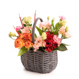 Vedere de ansamblu a produsului Cos cu flori colorate Back to School, varianta Standard, compus din 2 garofite, 1 fir de lisianthus, 1 fir de alstroemeria, 1 trandafir ramificat portocaliu si 2 crengute de ruscus