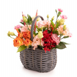 Vedere de ansamblu a produsului Cos cu flori colorate Back to School, varianta Deluxe, compus din 3 garofite, 1 fir de lisianthus, 1 fir de alstroemeria, 2 trandafiri ramificati portocalii si 2 crengute de ruscus