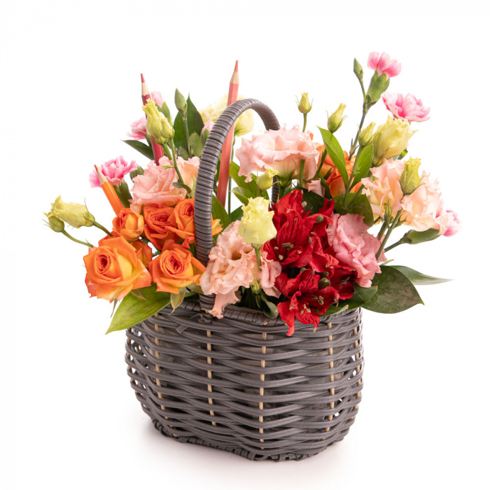 Vedere de ansamblu a produsului Cos cu flori colorate Back to School, varianta Deluxe, compus din 3 garofite, 1 fir de lisianthus, 1 fir de alstroemeria, 2 trandafiri ramificati portocalii si 2 crengute de ruscus