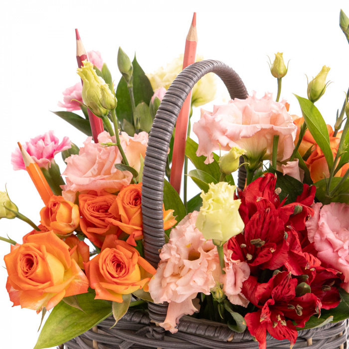 Detaliu de aproape cu florile din Cos cu flori colorate Back to School, varianta Deluxe, compus din 3 garofite, 1 fir de lisianthus, 1 fir de alstroemeria, 2 trandafiri ramificati portocalii si 2 crengute de ruscus