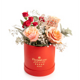 Vedere de ansamblu a produsului Aranjament floral cu trandafiri rosii si portocalii „Back to School”, varianta Standard, compus din 1 trandafir ramificat rosu, 3 trandafiri portocalii, 1 fir de gypsophila, 1 crenguta de eucalipt si un topper tematic