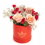 Vedere de ansamblu a produsului Aranjament floral cu trandafiri rosii si portocalii „Back to School”, varianta Deluxe, compus din 2 trandafiri ramificati rosii, 3 trandafiri portocalii, 2 fire de gypsophila, 1 crenguta de eucalipt si un topper tematic