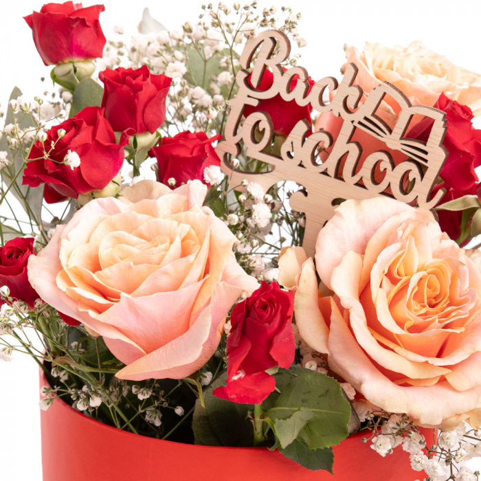 Detaliu de aproape cu florile din Aranjament floral cu trandafiri rosii si portocalii „Back to School”, varianta Deluxe, compus din 2 trandafiri ramificati rosii, 3 trandafiri portocalii, 2 fire de gypsophila, 1 crenguta de eucalipt si un topper tematic
