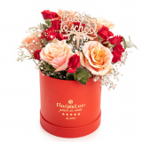 Vedere de ansamblu a produsului Aranjament floral cu trandafiri rosii si portocalii „Back to School”, varianta Premium, compus din 2 trandafiri ramificati rosii, 5 trandafiri portocalii, 2 fire de gypsophila, 1 crenguta de eucalipt si un topper tematic