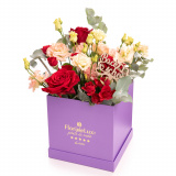 Vedere de ansamblu a produsului Aranjament floral cu trandafiri rosii "Good Vibes for School", varianta Standard, compus din 3 trandafiri rosii, 2 fire de lisianthus somon, 2 trandafiri ramificati rosii, 3 crengute de eucalipt si 1 topper