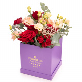 Vedere de ansamblu a produsului Aranjament floral cu trandafiri rosii "Good Vibes for School", varianta Deluxe, compus din 5 trandafiri rosii, 2 fire de lisianthus somon, 2 trandafiri ramificati rosii, 3 crengute de eucalipt si 1 topper