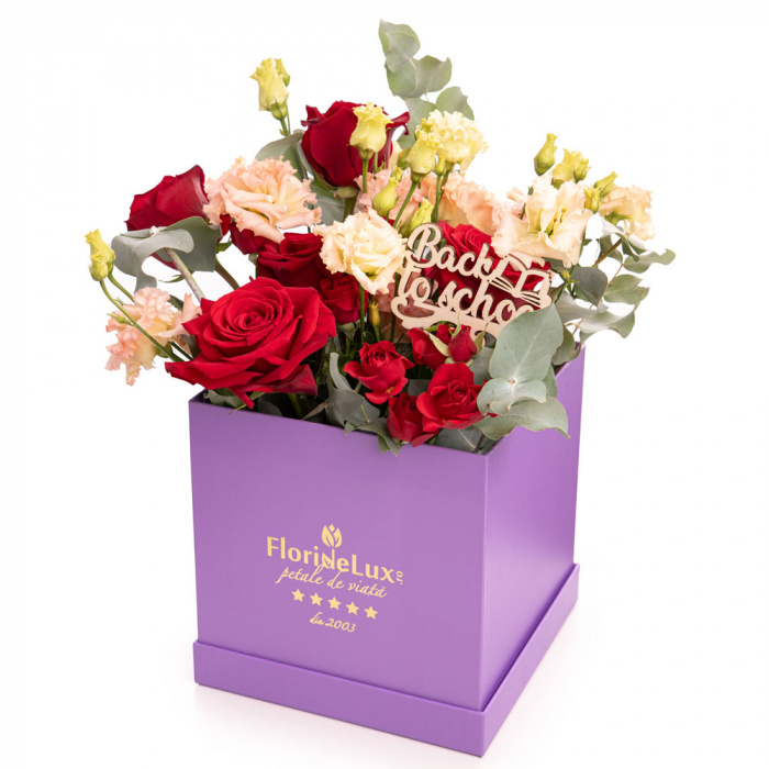 Vedere de ansamblu a produsului Aranjament floral cu trandafiri rosii "Good Vibes for School", varianta Deluxe, compus din 5 trandafiri rosii, 2 fire de lisianthus somon, 2 trandafiri ramificati rosii, 3 crengute de eucalipt si 1 topper