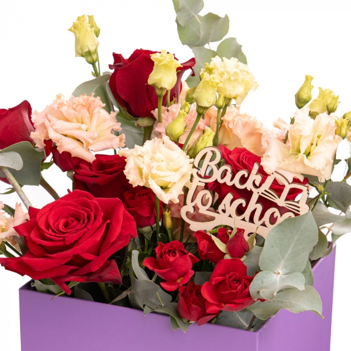 Detaliu de aproape cu florile din Aranjament floral cu trandafiri rosii "Good Vibes for School", varianta Deluxe, compus din 5 trandafiri rosii, 2 fire de lisianthus somon, 2 trandafiri ramificati rosii, 3 crengute de eucalipt si 1 topper