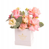 Vedere de ansamblu a produsului Aranjament floral cu trandafiri roz „Hello School!”, varianta Standard, compus din 3 trandafiri roz, 2 fire de lisianthus somon, 2 crengute de eucalipt si 3 creioane
