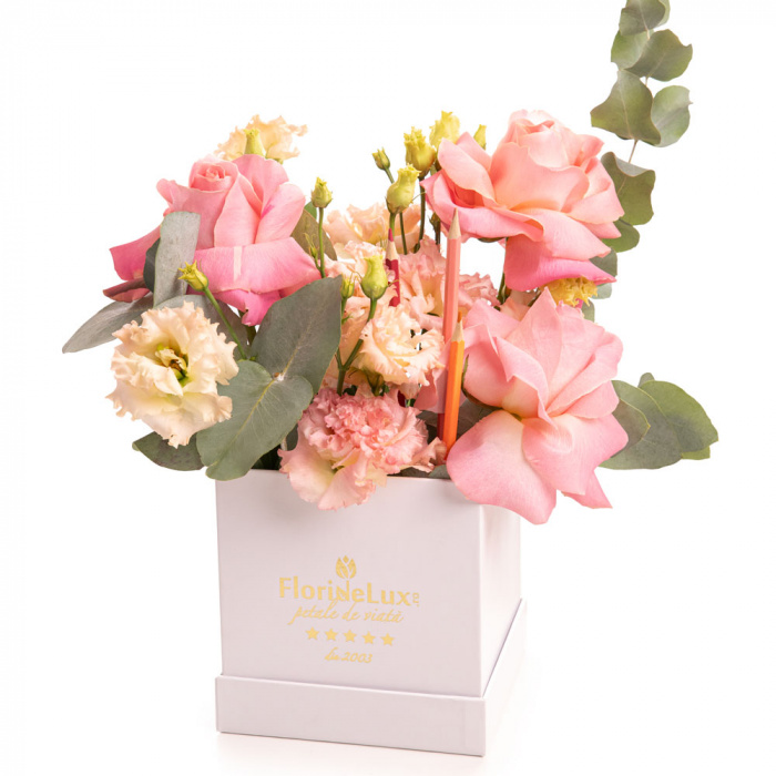 Vedere de ansamblu a produsului Aranjament floral cu trandafiri roz „Hello School!”, varianta Deluxe, compus din 3 trandafiri roz, 3 fire de lisianthus somon, 3 crengute de eucalipt si 3 creioane