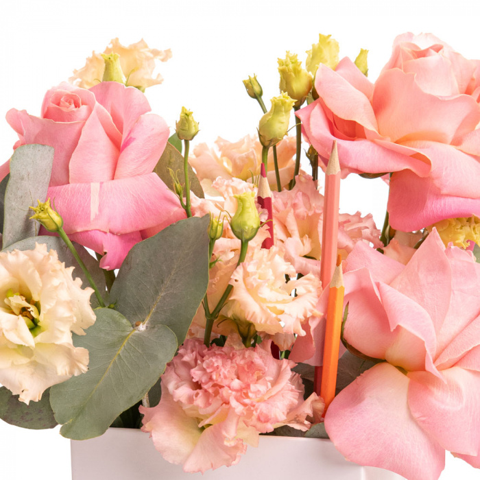 Detaliu de aproape cu florile din Aranjament floral cu trandafiri roz „Hello School!”, varianta Deluxe, compus din 3 trandafiri roz, 3 fire de lisianthus somon, 3 crengute de eucalipt si 3 creioane
