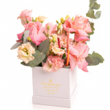 Vedere de ansamblu a produsului Aranjament floral cu trandafiri roz „Hello School!”, varianta Premium, compus din 5 trandafiri roz, 3 fire de lisianthus somon, 3 crengute de eucalipt si 3 creioane