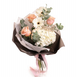 Vedere de ansamblu a produsului Buchet trandafiri, gerbera si accesorii "Back to school", varianta Standard, compus din 2 gerbera albe, 3 trandafiri portocalii, o hortensie alba si 2 crengute de eucalipt