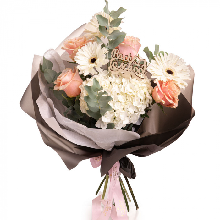 Vedere de ansamblu a produsului Buchet trandafiri, gerbera si accesorii "Back to school", varianta Deluxe, compus din 3 gerbera albe, 4 trandafiri portocalii, o hortensie alba si 2 crengute de eucalipt
