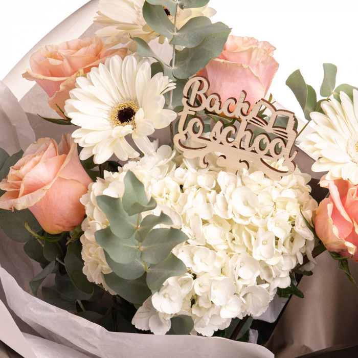 Detaliu de aproape cu florile din Buchet trandafiri, gerbera si accesorii "Back to school", varianta Deluxe, compus din 3 gerbera albe, 4 trandafiri portocalii, o hortensie alba si 2 crengute de eucalipt
