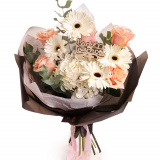 Vedere de ansamblu a produsului Buchet trandafiri, gerbera si accesorii "Back to school", varianta Premium, compus din 5 gerbera albe, 4 trandafiri portocalii, o hortensie alba si 2 crengute de eucalipt