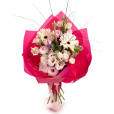 Vedere de ansamblu a produsului Buchet cu gerbera si creioane colorate Back to School, varianta Standard, compus din 3 gerbera, 3 creioane colorate, 5 fire de beargrass, 3 fire de lisianthus roz, 1 trandafir ramificat alb si 2 crengute de pittosporum