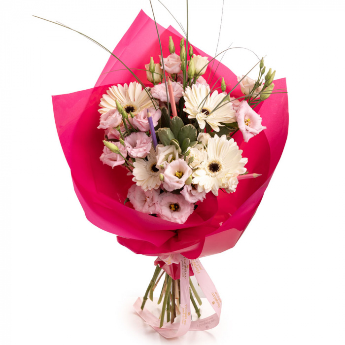 Vedere de ansamblu a produsului Buchet cu gerbera si creioane colorate Back to School, varianta Deluxe, compus din 4 gerbera, 3 creioane colorate, 5 fire de beargrass, 4 fire de lisianthus roz, 1 trandafir ramificat alb si 2 crengute de pittosporum