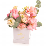 Vedere de ansamblu a produsului Cutie cu flori pentru Sfanta Maria, varianta Standard, compusa din 3 trandafiri roz, 3 lisianthus somon, 3 crengute de eucalipt