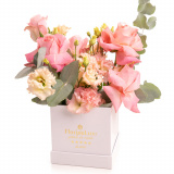 Vedere de ansamblu a produsului Cutie cu flori pentru Sfanta Maria, varianta Deluxe, compusa din 5 trandafiri roz, 3 lisianthus somon, 3 crengute de eucalipt