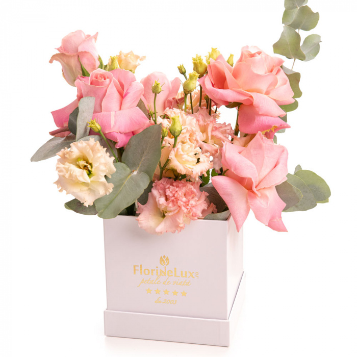 Vedere de ansamblu a produsului Cutie cu flori pentru Sfanta Maria, varianta Deluxe, compusa din 5 trandafiri roz, 3 lisianthus somon, 3 crengute de eucalipt
