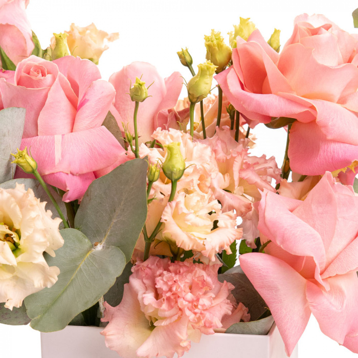 Detaliu de aproape cu florile din Cutie cu flori pentru Sfanta Maria, varianta Deluxe, compusa din 5 trandafiri roz, 3 lisianthus somon, 3 crengute de eucalipt
