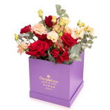 Aranjament floral Standard cu 5 trandafiri rosii, 2 lisianthus somon si eucalipt in cutie mov, vedere de ansamblu.