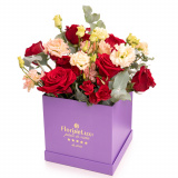 Aranjament Deluxe cu 7 trandafiri rosii, 2 lisianthus somon si trandafiri ramificati, vedere de ansamblu.