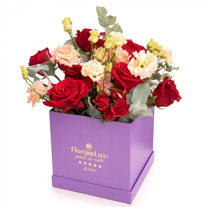 Aranjament Deluxe cu 7 trandafiri rosii, 2 lisianthus somon si trandafiri ramificati, vedere de ansamblu.