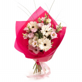 Buchet Standard cu 4 gerbera albe, 4 lisianthus roz si beargrass in ambalaj fucsia, vedere de ansamblu