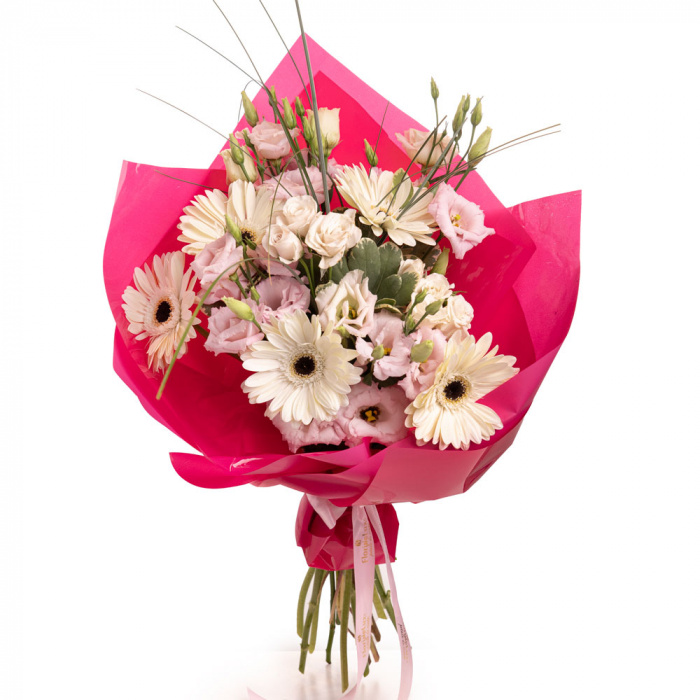 Aranjament Deluxe cu 5 gerbera albe, lisianthus roz si trandafiri ramificati albi, vedere de ansamblu