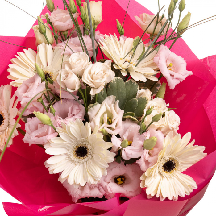 Apropiere pe bobocii de trandafiri ramificati si petalele de gerbera alba din buchetul Deluxe