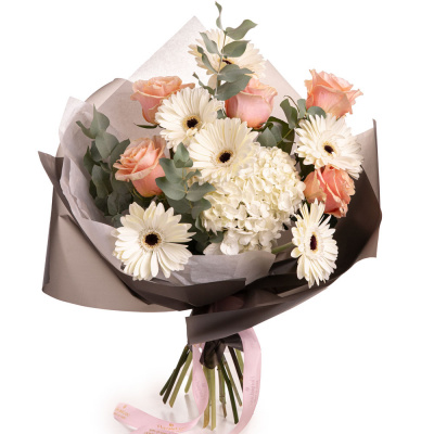 Buchet Premium cu 7 gerbera albe, 4 trandafiri portocalii si o hortensie alba, vedere de ansamblu