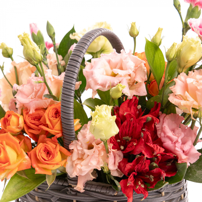 Detaliu de aproape cu florile din Cos Lady Color, varianta Deluxe, compus din 4 garofite, 2 tije de lisianthus, o alstroemeria, 3 trandafiri ramificati portocalii si 2 crengute de ruscus