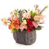Vedere de ansamblu a produsului Cos Lady Color, varianta Deluxe, compus din 4 garofite, 2 tije de lisianthus, o alstroemeria, 3 trandafiri ramificati portocalii si 2 crengute de ruscus