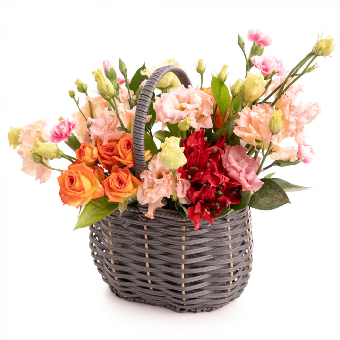 Vedere de ansamblu a produsului Cos Lady Color, varianta Deluxe, compus din 4 garofite, 2 tije de lisianthus, o alstroemeria, 3 trandafiri ramificati portocalii si 2 crengute de ruscus