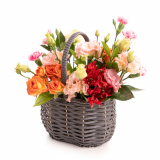 Vedere de ansamblu a produsului Cos Lady Color, varianta Standard, compus din 3 garofite, o tija de lisianthus, o alstroemeria, 2 trandafiri ramificati portocalii si 2 crengute de ruscus
