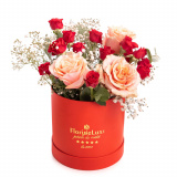 Vedere de ansamblu a produsului Aranjament floral cu trandafiri, varianta Deluxe, compus din 2 trandafiri ramificati rosii, 5 trandafiri portocalii, 2 fire de gypsophila si 1 crenguta de eucalipt