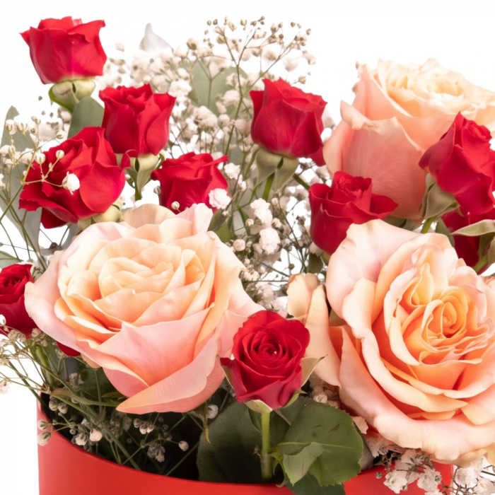 Detaliu de aproape cu florile din Aranjament floral cu trandafiri, varianta Deluxe, compus din 2 trandafiri ramificati rosii, 5 trandafiri portocalii, 2 fire de gypsophila si 1 crenguta de eucalipt