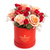 Vedere de ansamblu a produsului Aranjament floral cu trandafiri, varianta Premium, compus din 3 trandafiri ramificati rosii, 5 trandafiri portocalii, 2 fire de gypsophila si 2 crengute de eucalipt