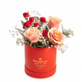 Vedere de ansamblu a produsului Aranjament floral cu trandafiri, varianta Standard, compus din 2 trandafiri ramificati rosii, 3 trandafiri portocalii, 2 fire de gypsophila si 1 crenguta de eucalipt