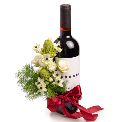 Vin Corcova decorat cu flori albe