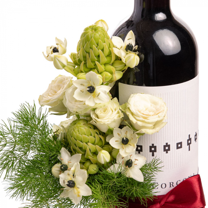 Detaliu de aproape cu florile din Vin Corcova cu aranjament floral, compus din 1 sticla de vin rosu Corcova, 2 fire de ornitogalum, 1 fir de trandafir ramificat alb si 1 fir de asparagus umbelatus
