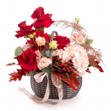 Vedere de ansamblu a produsului Cos de toamna Lady Fall, varianta Deluxe, compus din 5 trandafiri rosii, 1 fir de asparagus cupru, 2 flori de hydrangea roz, 1 fir de lisianthus somon, 1 fir de hypericum, 1 crenguta de quercus si 1 crenguta de eucalipt cinerea