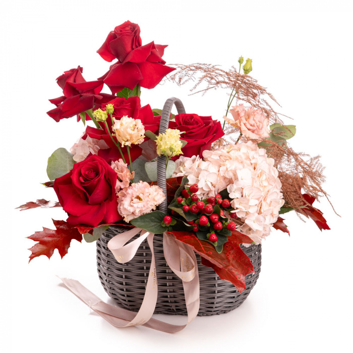 Vedere de ansamblu a produsului Cos de toamna Lady Fall, varianta Deluxe, compus din 5 trandafiri rosii, 1 fir de asparagus cupru, 2 flori de hydrangea roz, 1 fir de lisianthus somon, 1 fir de hypericum, 1 crenguta de quercus si 1 crenguta de eucalipt cinerea