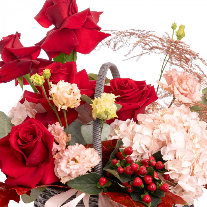 Detaliu de aproape cu florile din Cos de toamna Lady Fall, varianta Deluxe, compus din 5 trandafiri rosii, 1 fir de asparagus cupru, 2 flori de hydrangea roz, 1 fir de lisianthus somon, 1 fir de hypericum, 1 crenguta de quercus si 1 crenguta de eucalipt cinerea