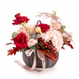 Vedere de ansamblu a produsului Cos de toamna Lady Fall, varianta Standard, compus din 3 trandafiri rosii, 1 fir de asparagus cupru, 2 flori de hydrangea roz, 1 fir de lisianthus somon, 1 fir de hypericum, 1 crenguta de quercus si 1 crenguta de eucalipt cinerea