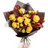 Vedere de ansamblu a produsului Buchet trandafiri galbeni Autumn Love, varianta Premium, compus din 7 trandafiri galbeni, 4 trandafiri ramificati galbeni si 3 crengute de quercus